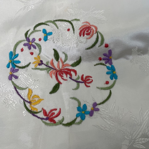 Beautiful embroidered Chinese top - Picture 9 of 10